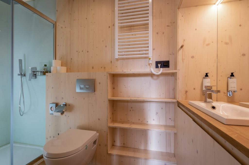 Kúpeľa v Björnson Tree Houses