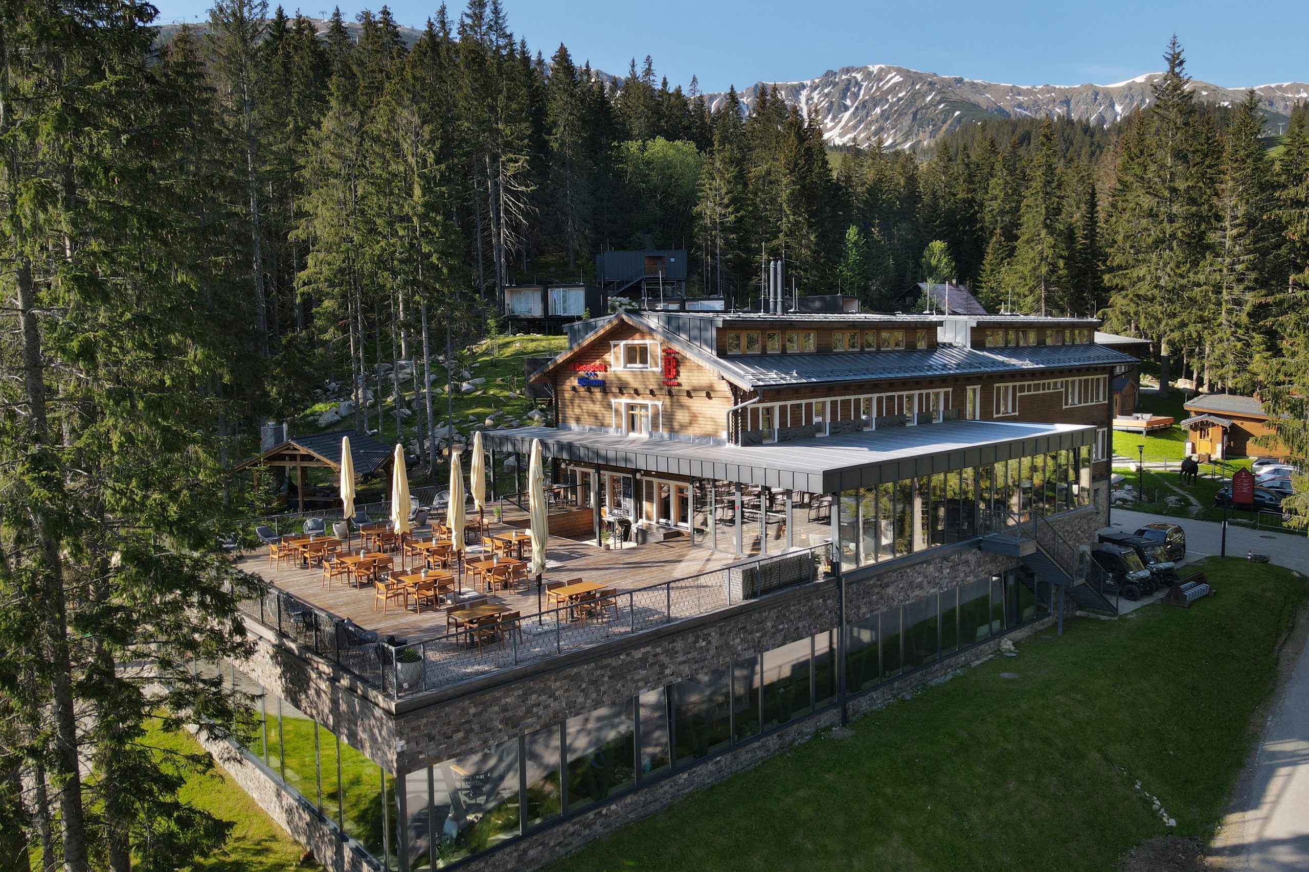 Hlavná chata Hotel Björnson uprostred lyžiarskeho strediska Jasná