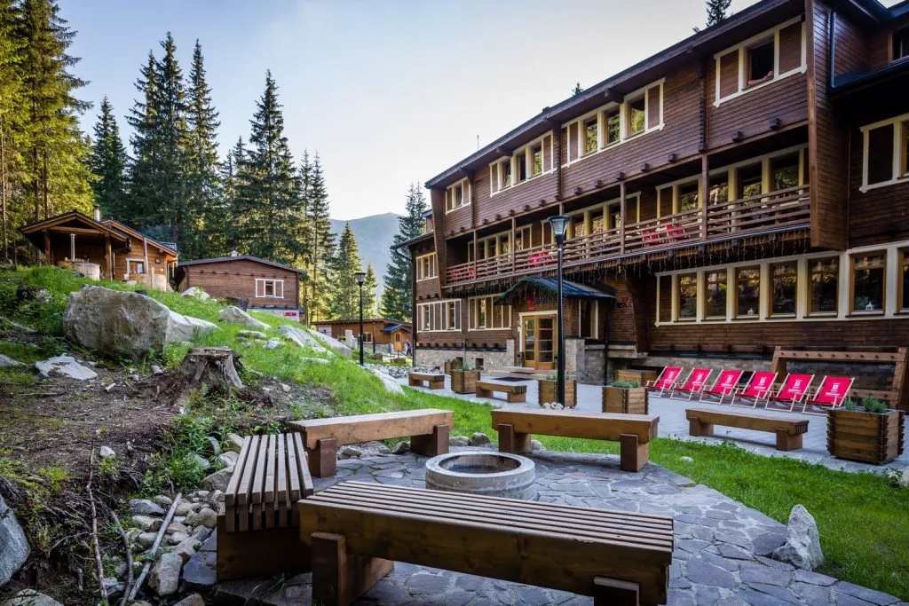 Hotel Björnson uprostřed lyžařského střediska Jasná